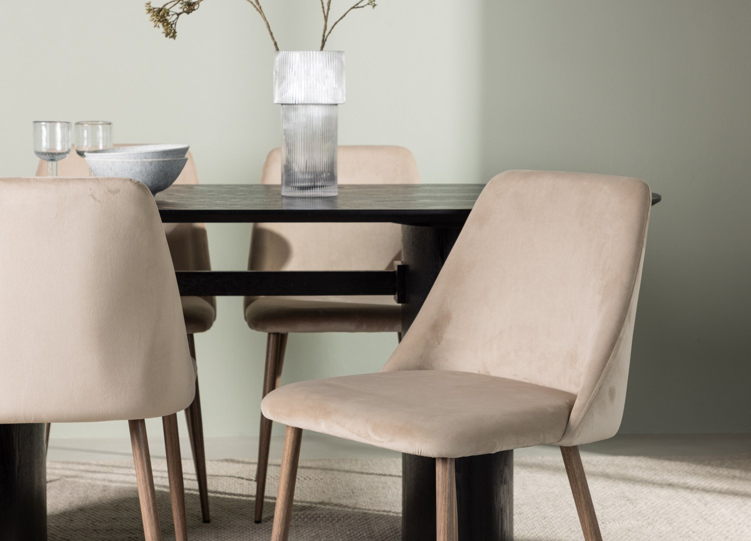 Table ovale Isolde et 4 chaises Night présentées dans un intérieur contemporain