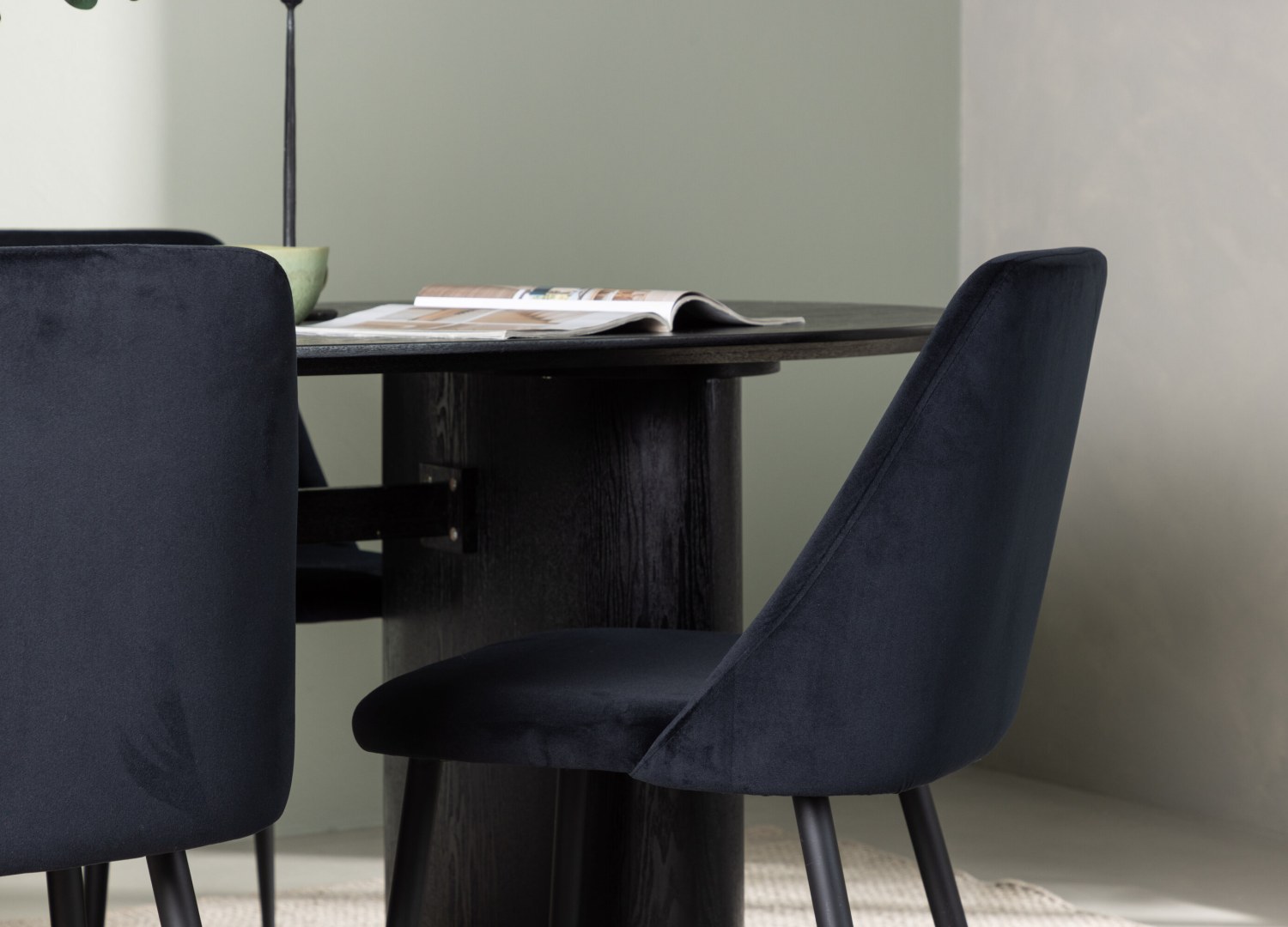 Table ovale Isolde et 4 chaises Night présentées dans un intérieur contemporain