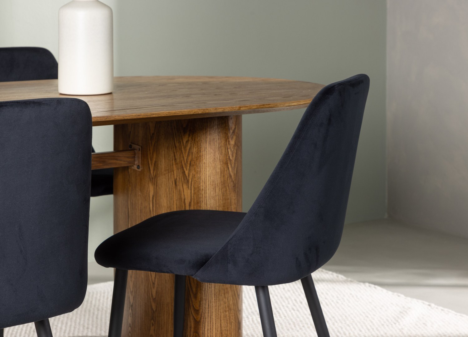 Table ovale Isolde et 4 chaises Night présentées dans un intérieur contemporain