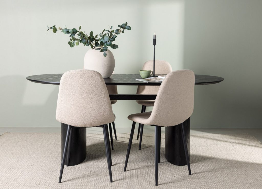 Ensemble table à manger ovale Isolde avec 4 chaises Polar dans une salle à manger