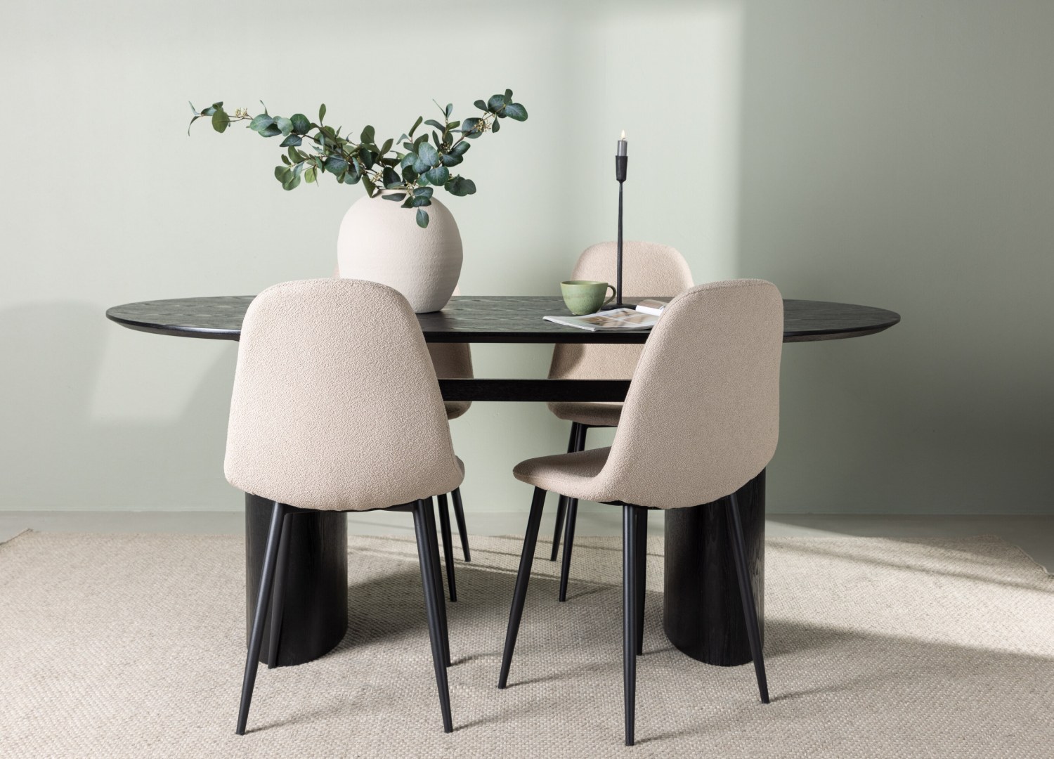 Ensemble table à manger ovale Isolde avec 4 chaises Polar dans une salle à manger