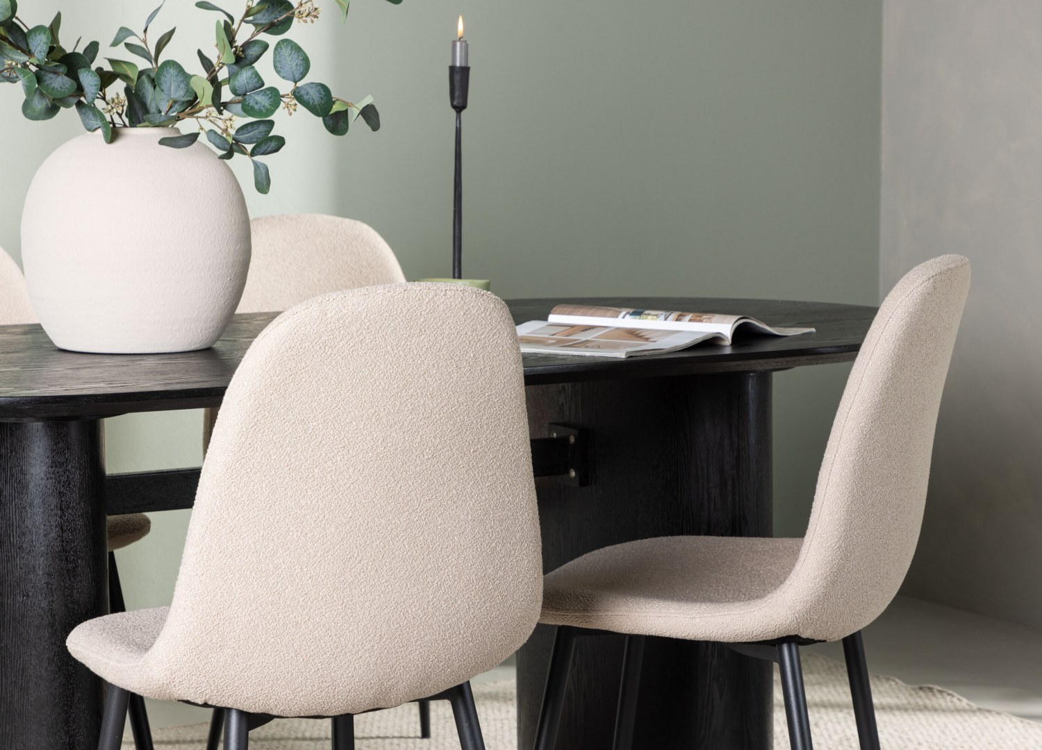Table ovale Isolde et 4 chaises Polar présentées dans un intérieur contemporain