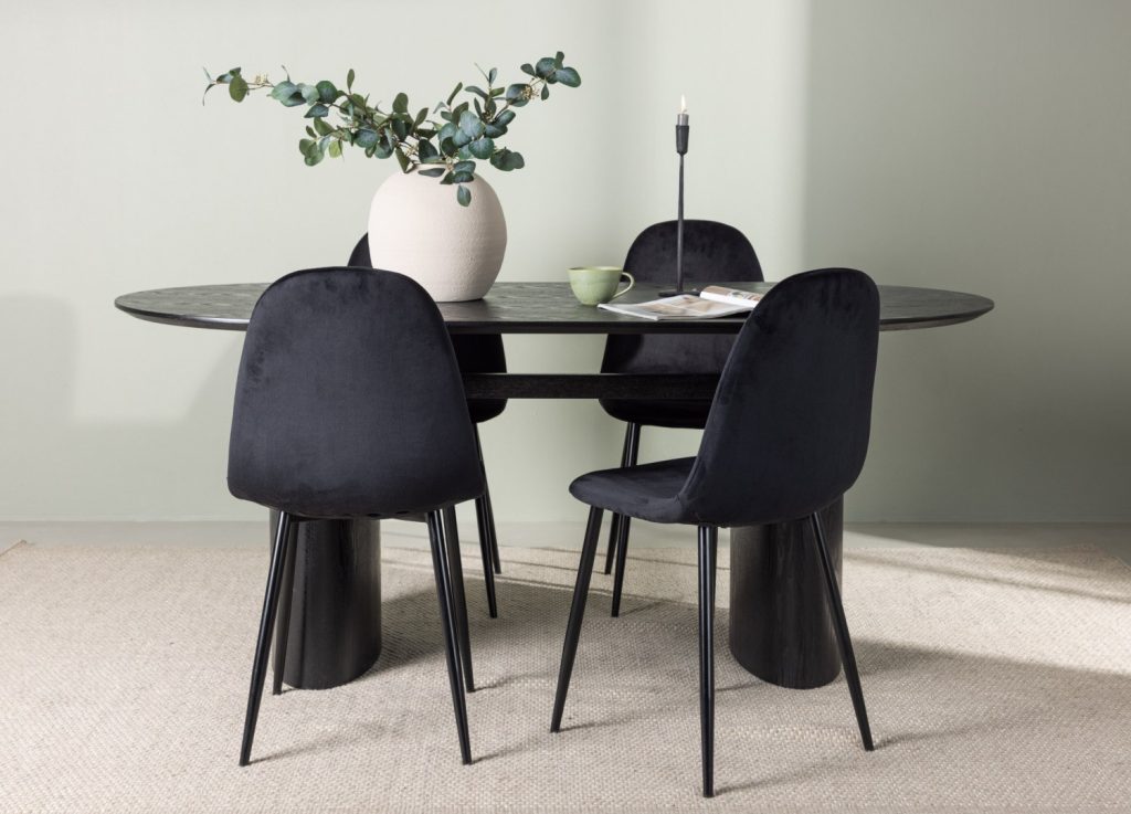Ensemble table à manger ovale Isolde avec 4 chaises Polar dans une salle à manger