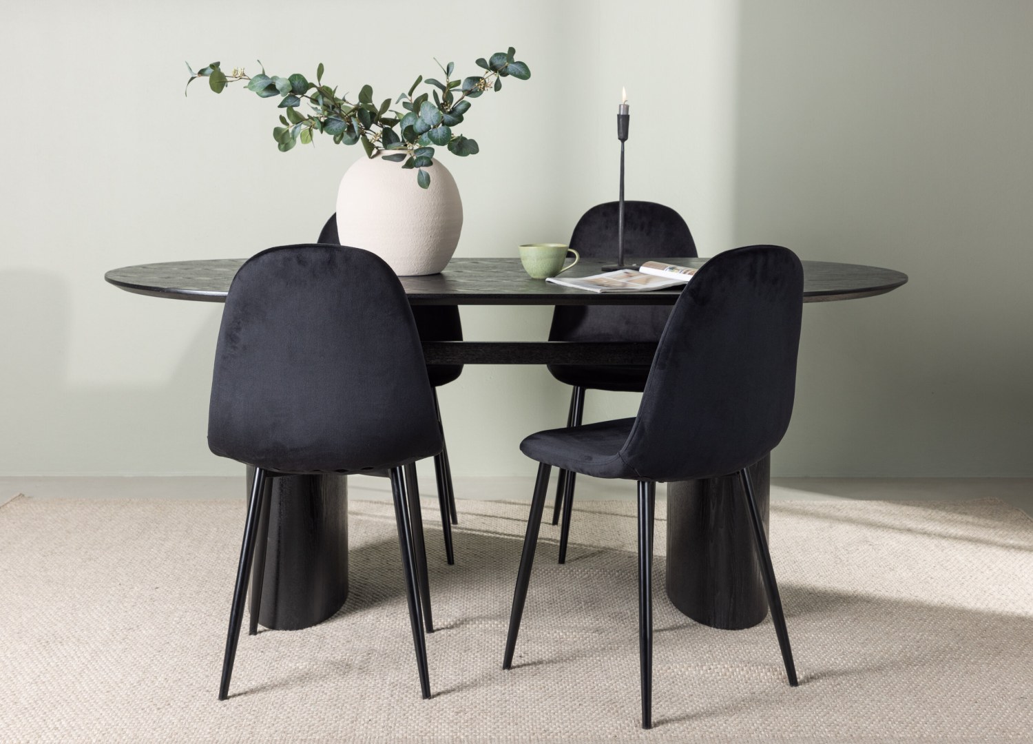 Ensemble table à manger ovale Isolde avec 4 chaises Polar dans une salle à manger