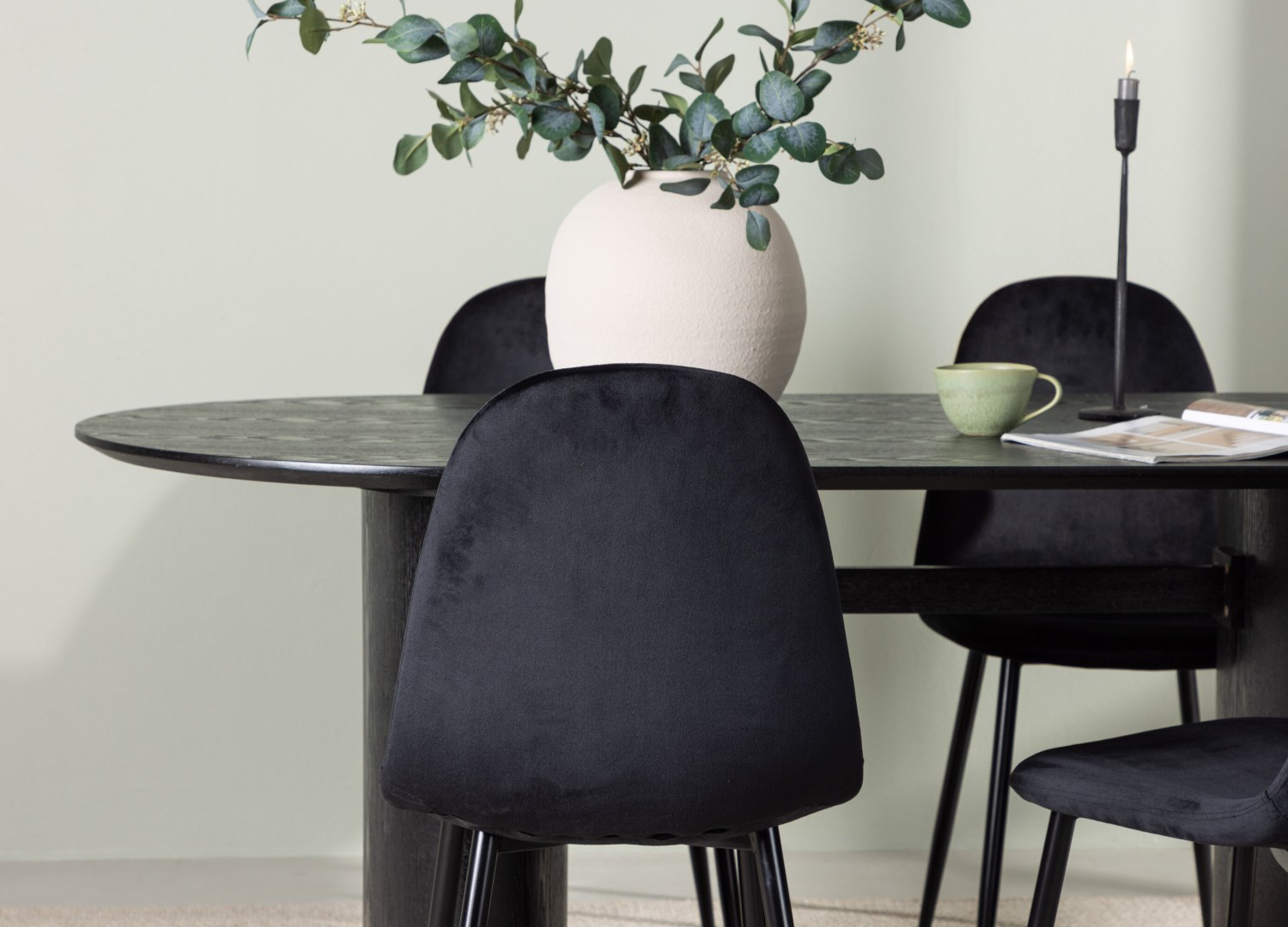 Table ovale Isolde et 4 chaises Polar présentées dans un intérieur contemporain