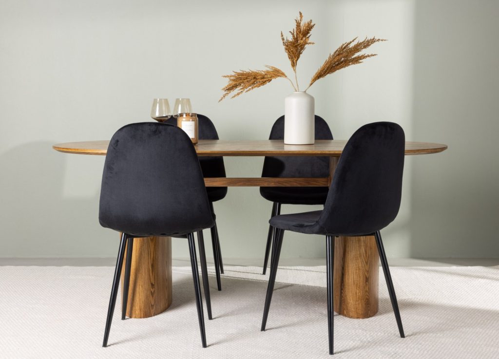 Ensemble table à manger ovale Isolde avec 4 chaises Polar dans une salle à manger