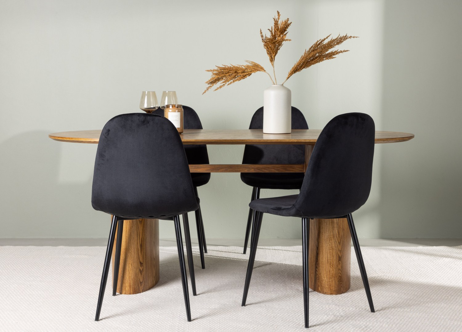 Ensemble table à manger ovale Isolde avec 4 chaises Polar dans une salle à manger