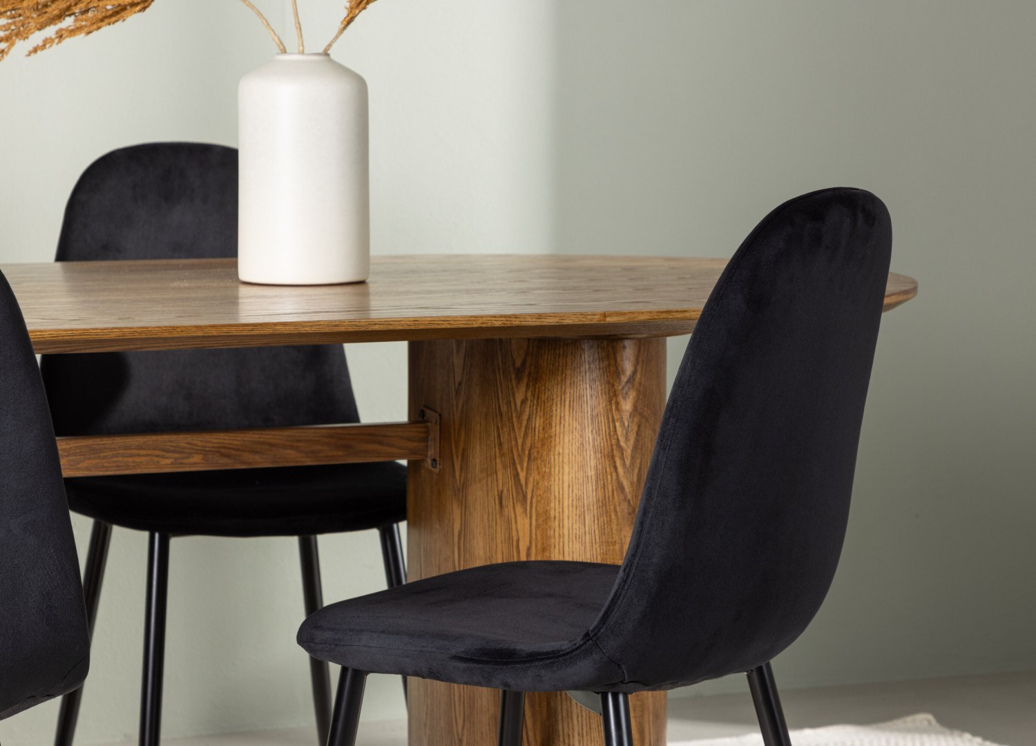 Table ovale Isolde et 4 chaises Polar présentées dans un intérieur contemporain