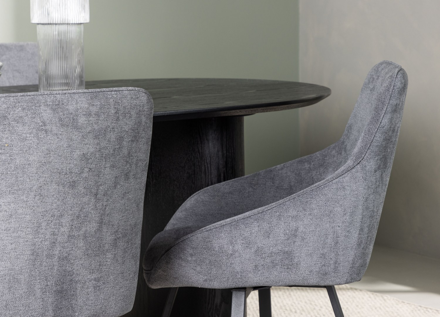 Table ovale Isolde et 4 chaises Rosie présentées dans un intérieur contemporain