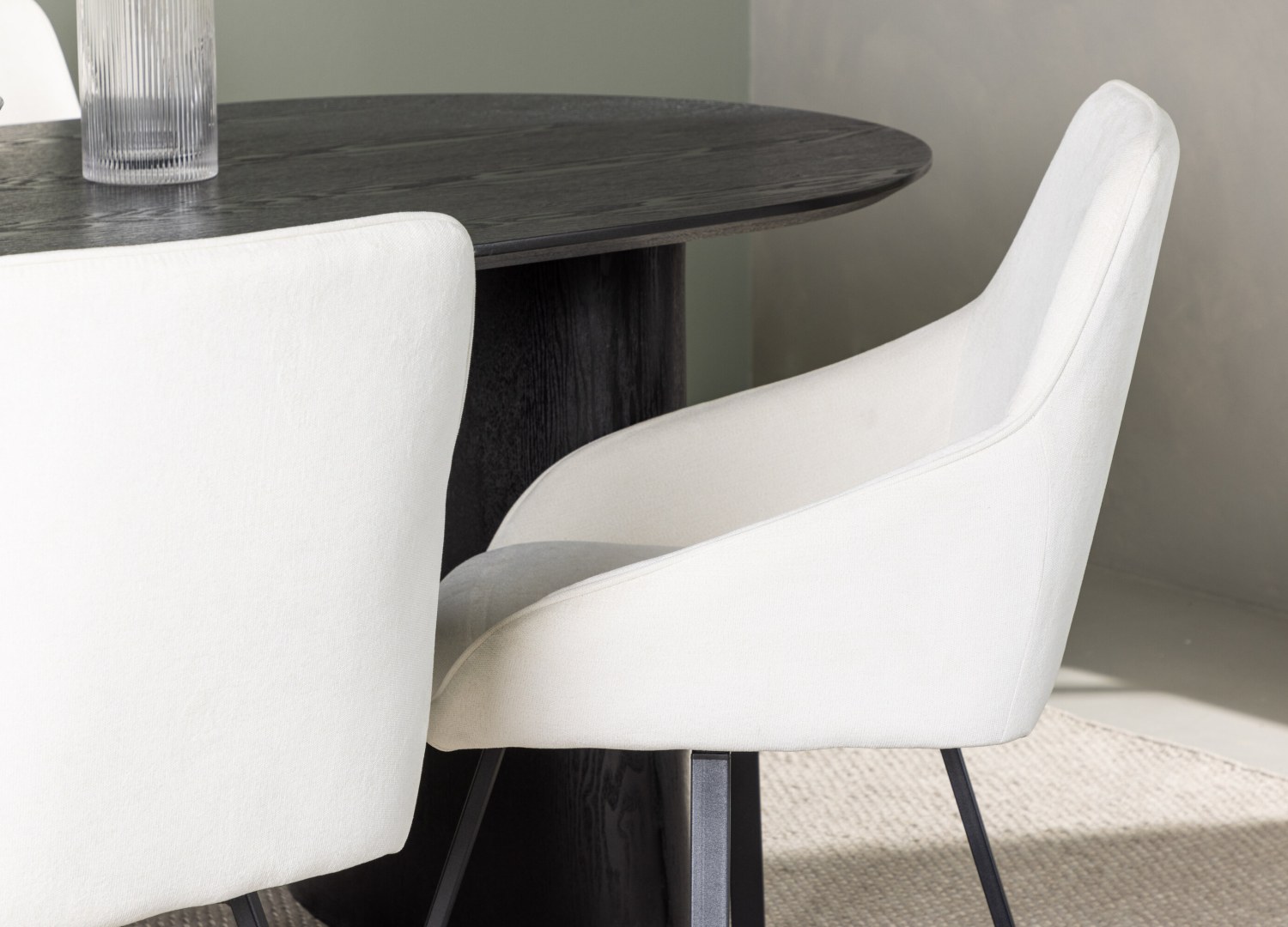 Table ovale Isolde et 4 chaises Rosie présentées dans un intérieur contemporain
