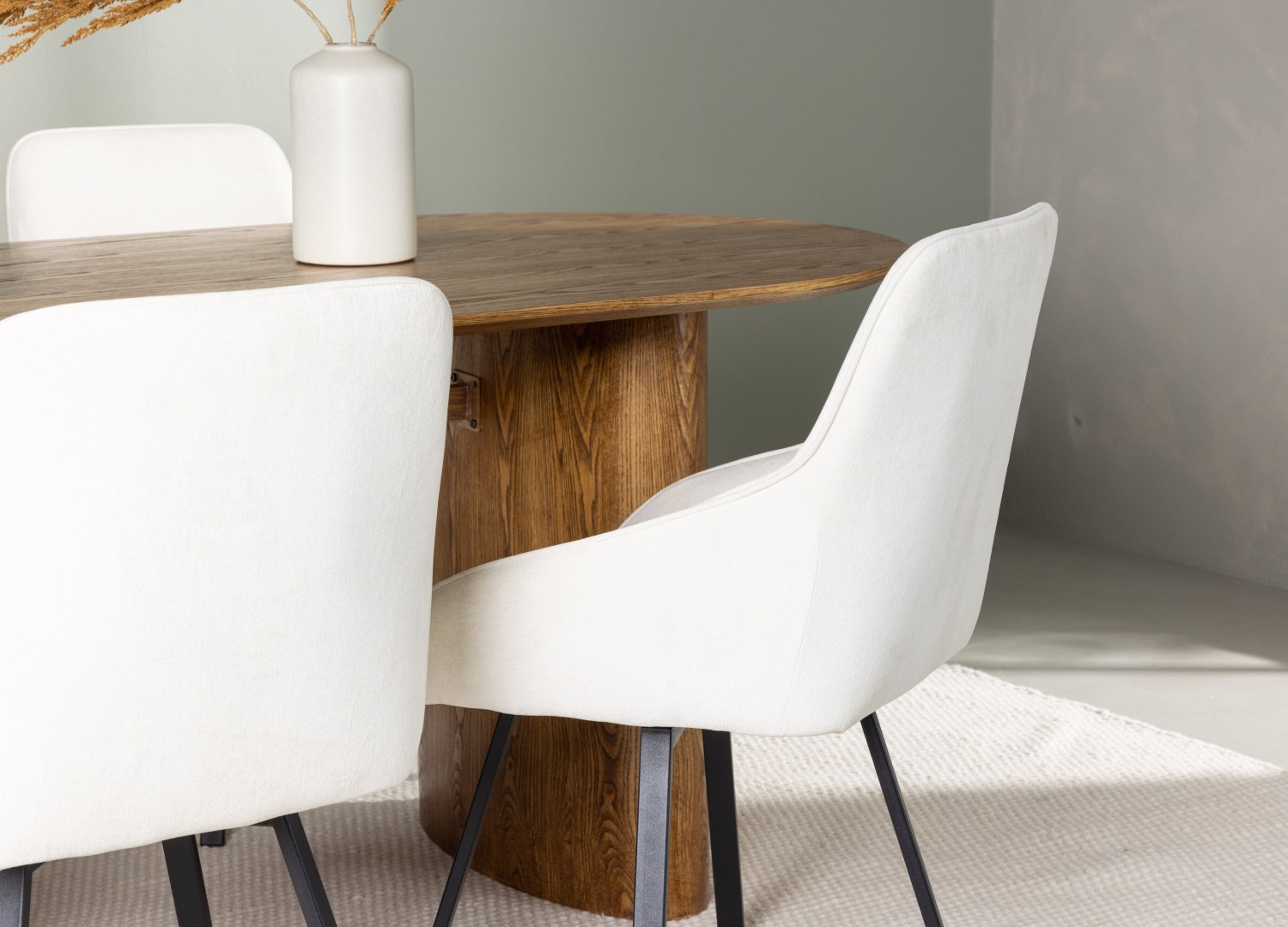 Table ovale Isolde et 4 chaises Rosie présentées dans un intérieur contemporain