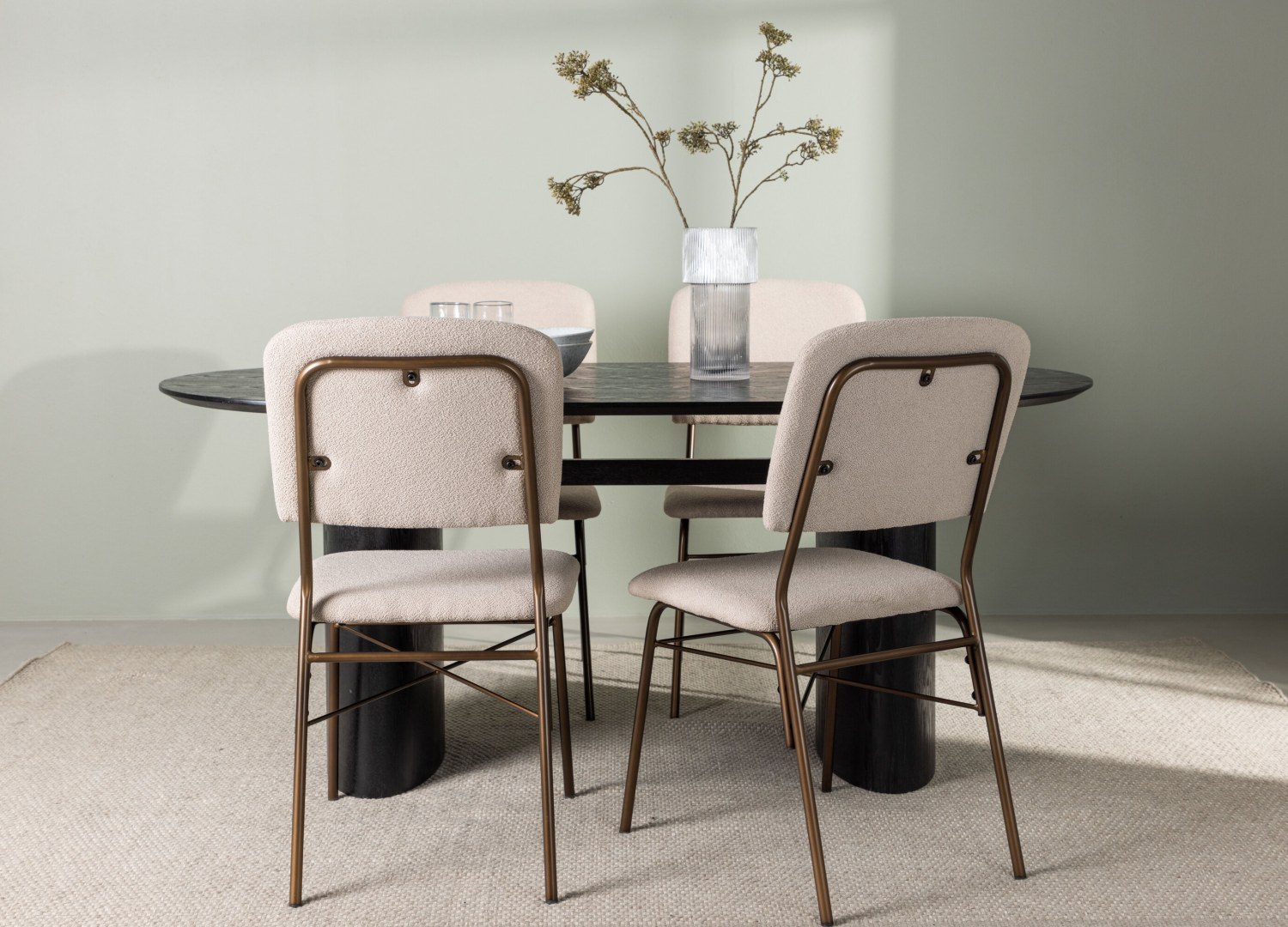 Ensemble table à manger ovale Isolde avec 4 chaises Seda dans une salle à manger
