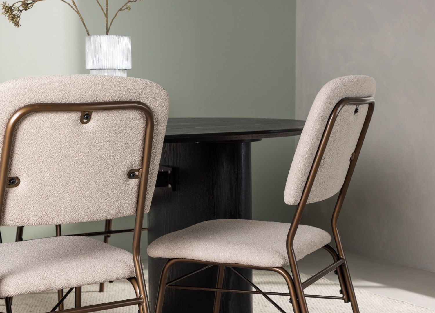 Table ovale Isolde et 4 chaises Seda présentées dans un intérieur contemporain
