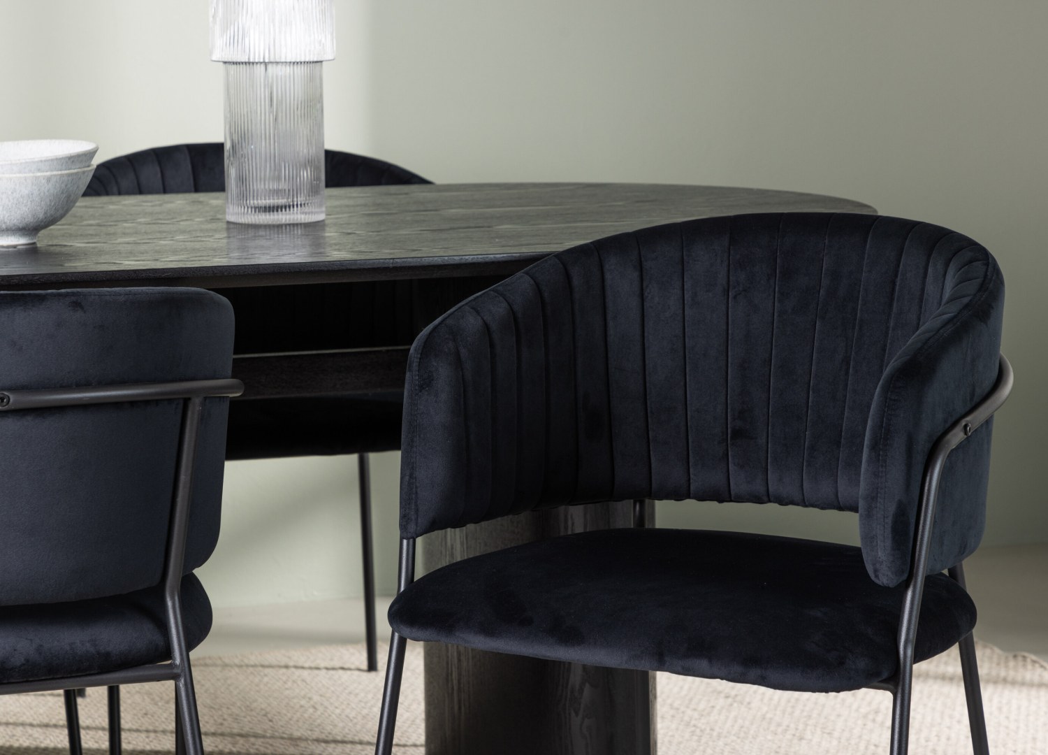 Table ovale Isolde et 4 chaises Selma présentées dans un intérieur contemporain