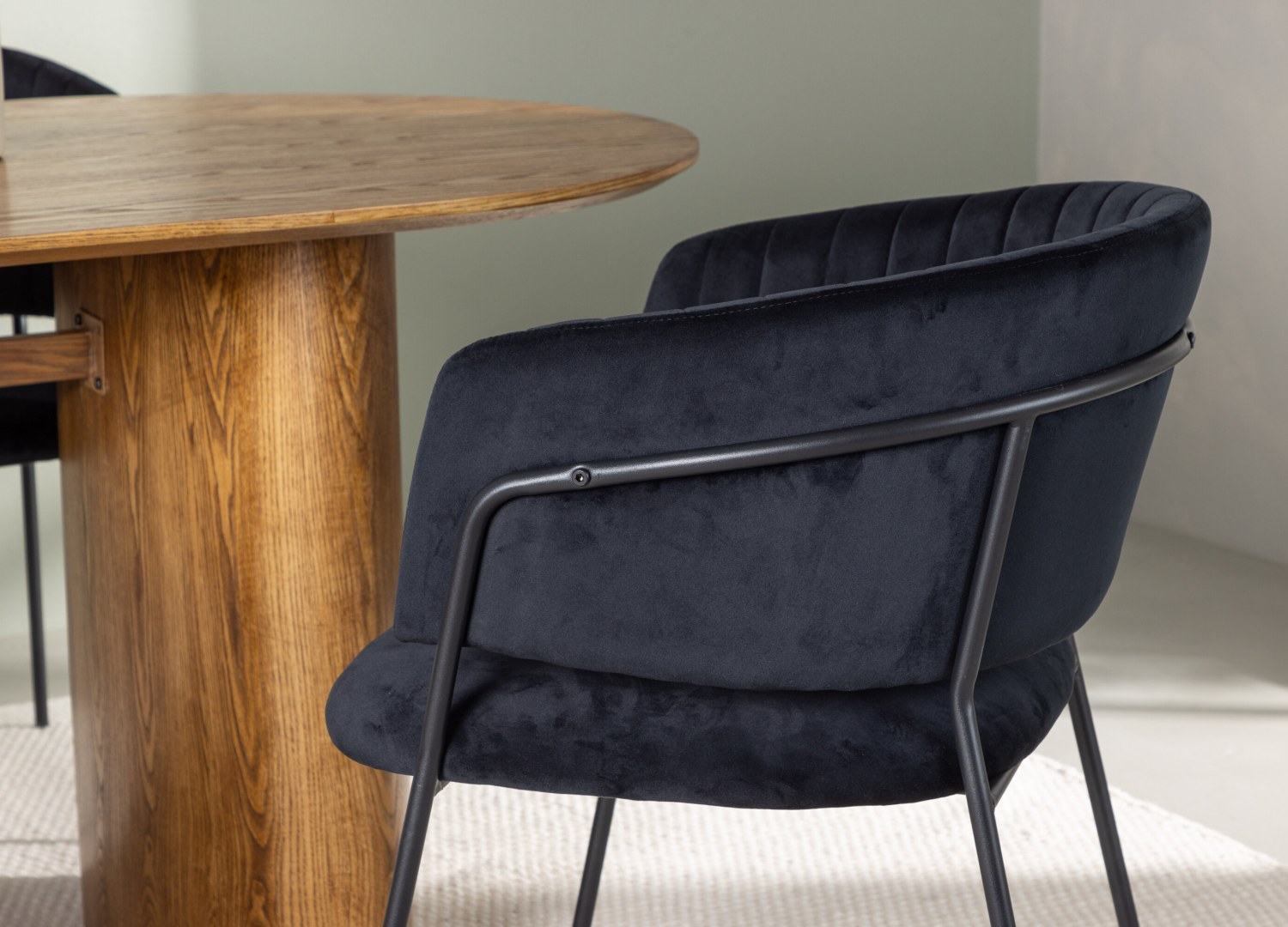 Table ovale Isolde et 4 chaises Selma présentées dans un intérieur contemporain