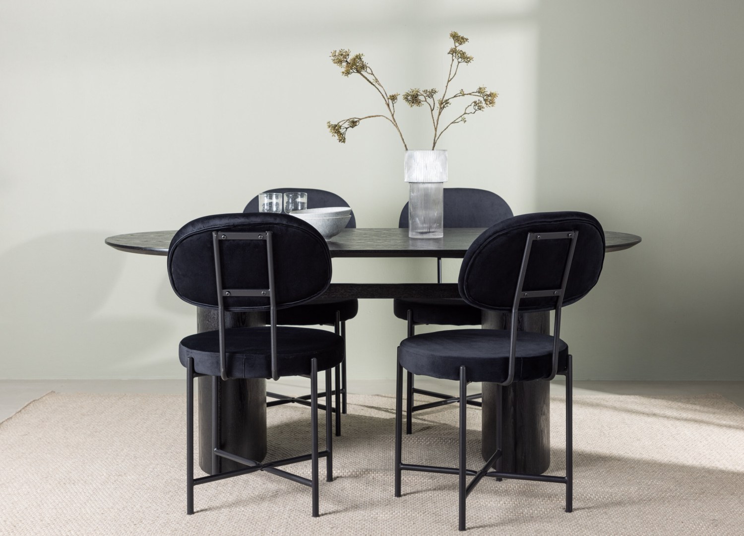 Ensemble table à manger ovale Isolde avec 4 chaises Stella dans une salle à manger