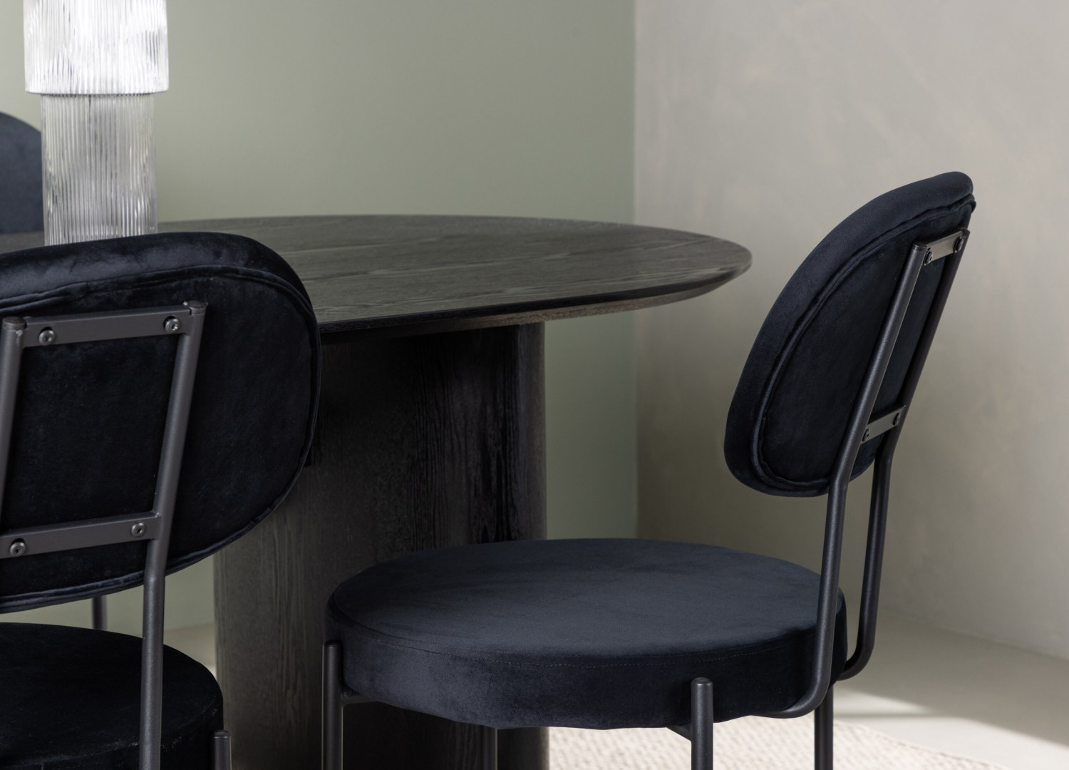 Table ovale Isolde et 4 chaises Stella présentées dans un intérieur contemporain