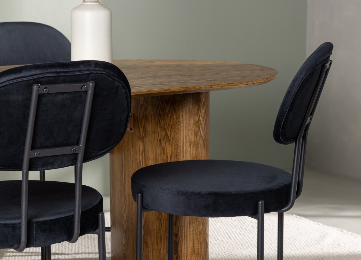 Table ovale Isolde et 4 chaises Stella présentées dans un intérieur contemporain