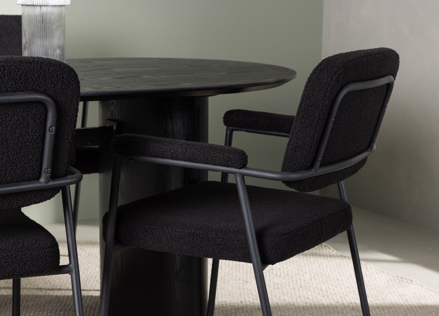 Table ovale Isolde et 4 chaises Yesterday présentées dans un intérieur contemporain