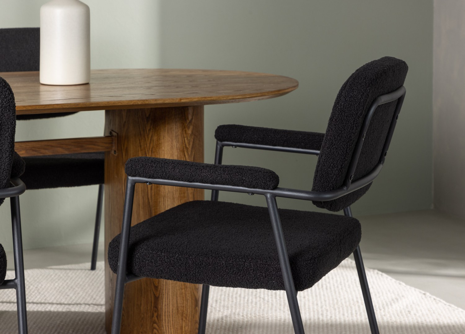 Table ovale Isolde et 4 chaises Yesterday présentées dans un intérieur contemporain