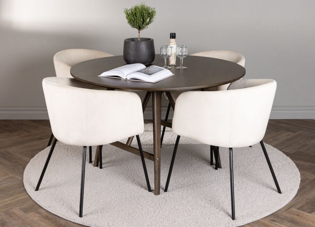 Ensemble table à manger ronde Kaseidon avec 4 chaises Berit dans une salle à manger