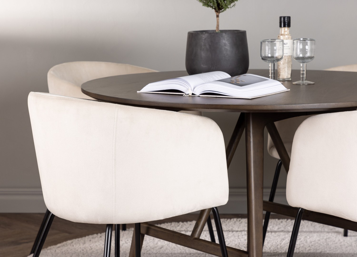 Table ronde Kaseidon et 4 chaises Berit présentées dans un intérieur contemporain