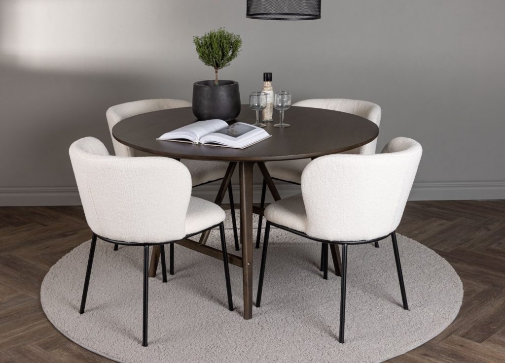 Ensemble table à manger ronde Kaseidon avec 4 chaises Edina dans une salle à manger