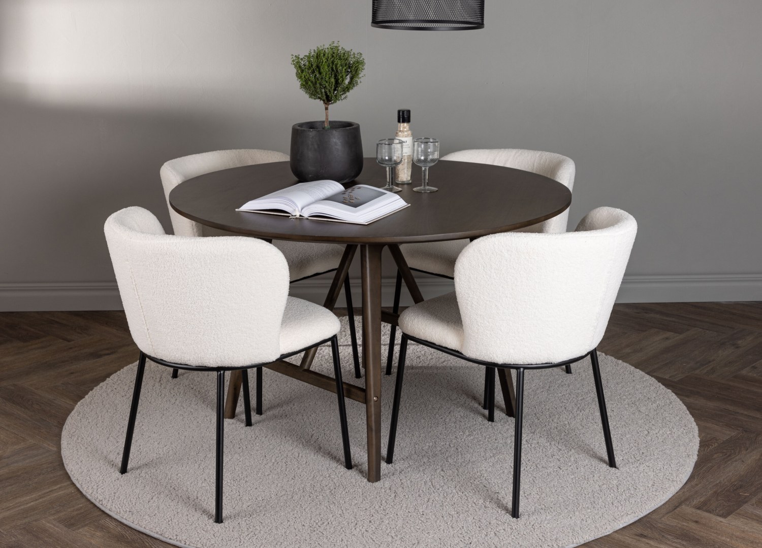 Ensemble table à manger ronde Kaseidon avec 4 chaises Edina dans une salle à manger