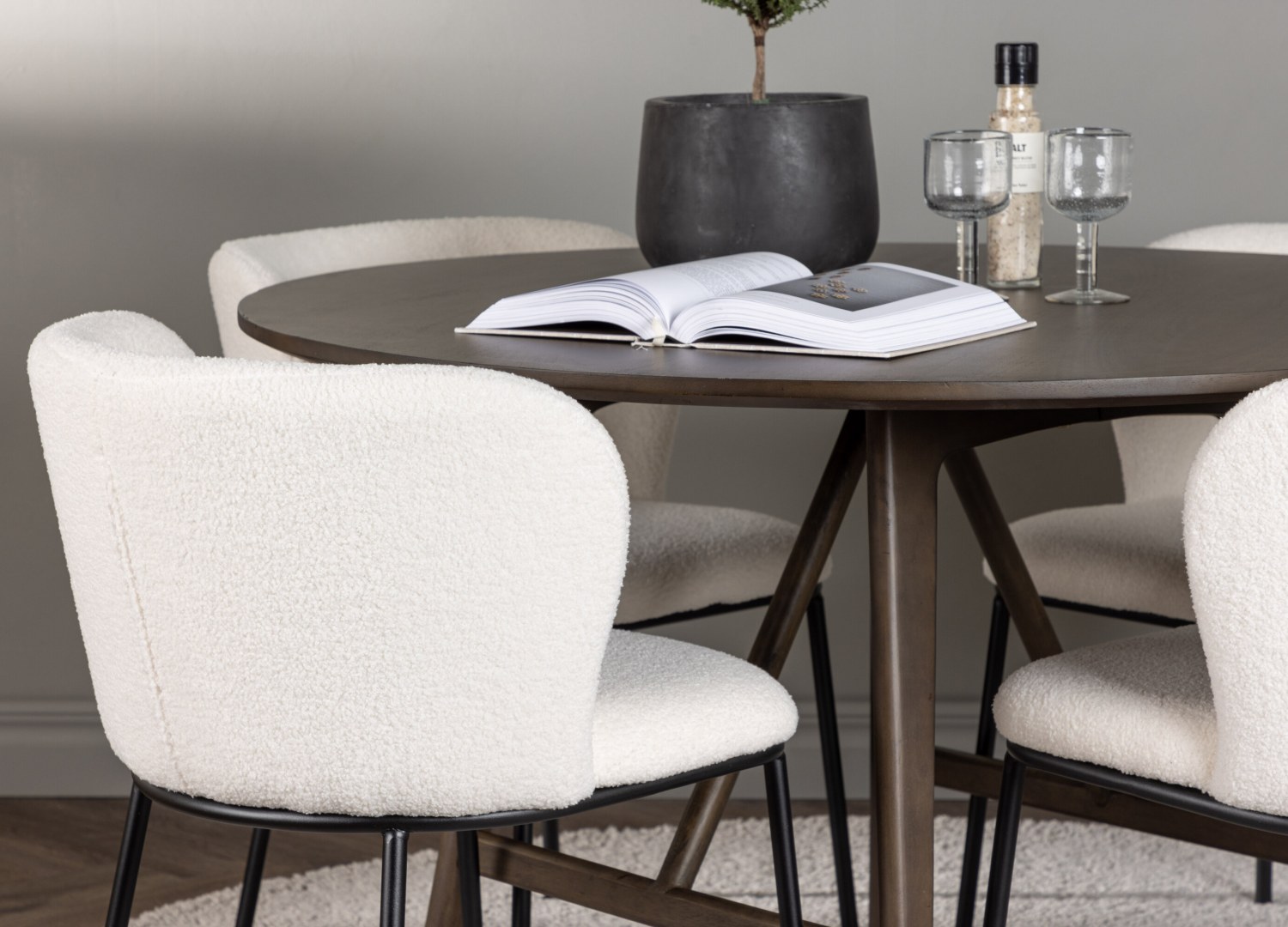 Table ronde Kaseidon et 4 chaises Edina présentées dans un intérieur contemporain