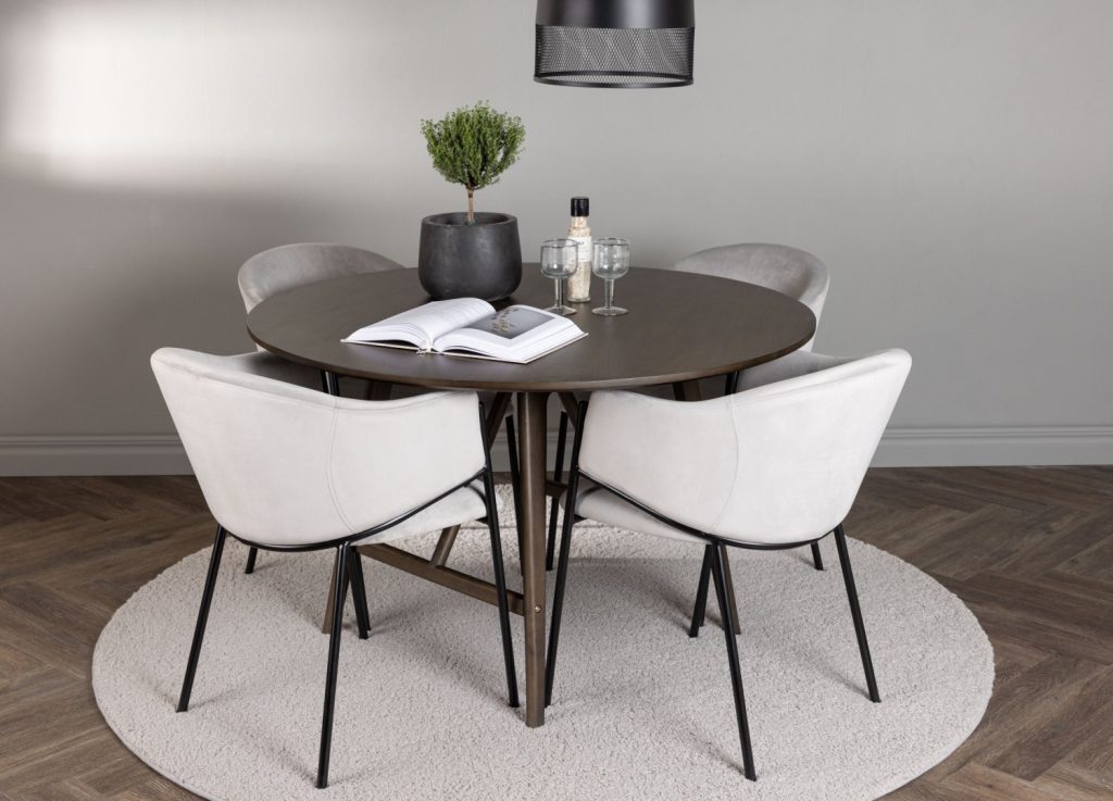 Ensemble table à manger ronde Kaseidon avec 4 chaises Evelina dans une salle à manger