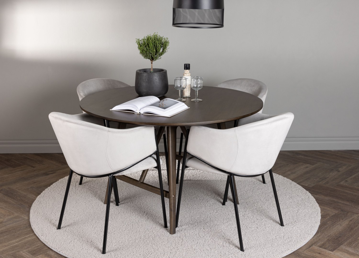 Ensemble table à manger ronde Kaseidon avec 4 chaises Evelina dans une salle à manger