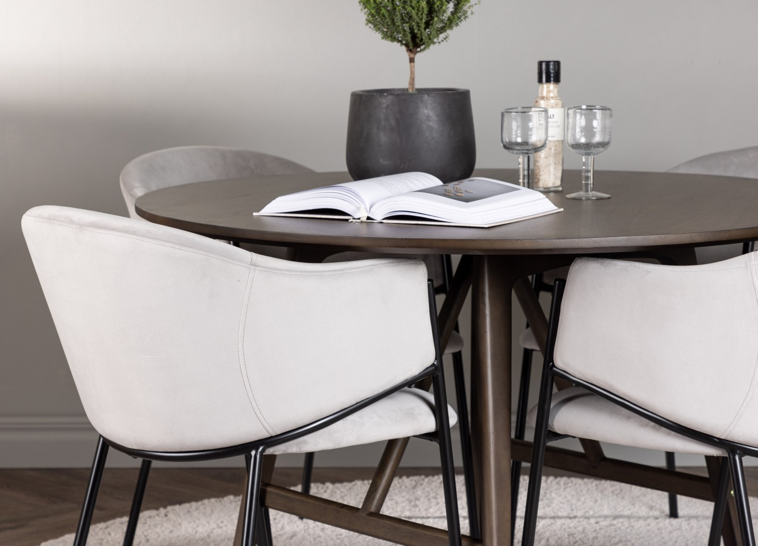 Table ronde Kaseidon et 4 chaises Evelina présentées dans un intérieur contemporain