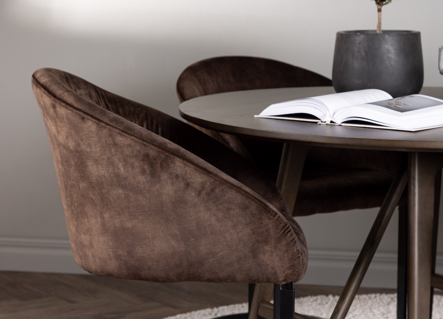 Table ronde Kaseidon et 4 chaises Evening présentées dans un intérieur contemporain