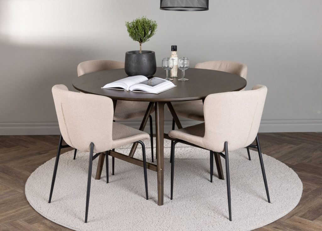 Ensemble table à manger ronde Kaseidon avec 4 chaises Modesto dans une salle à manger