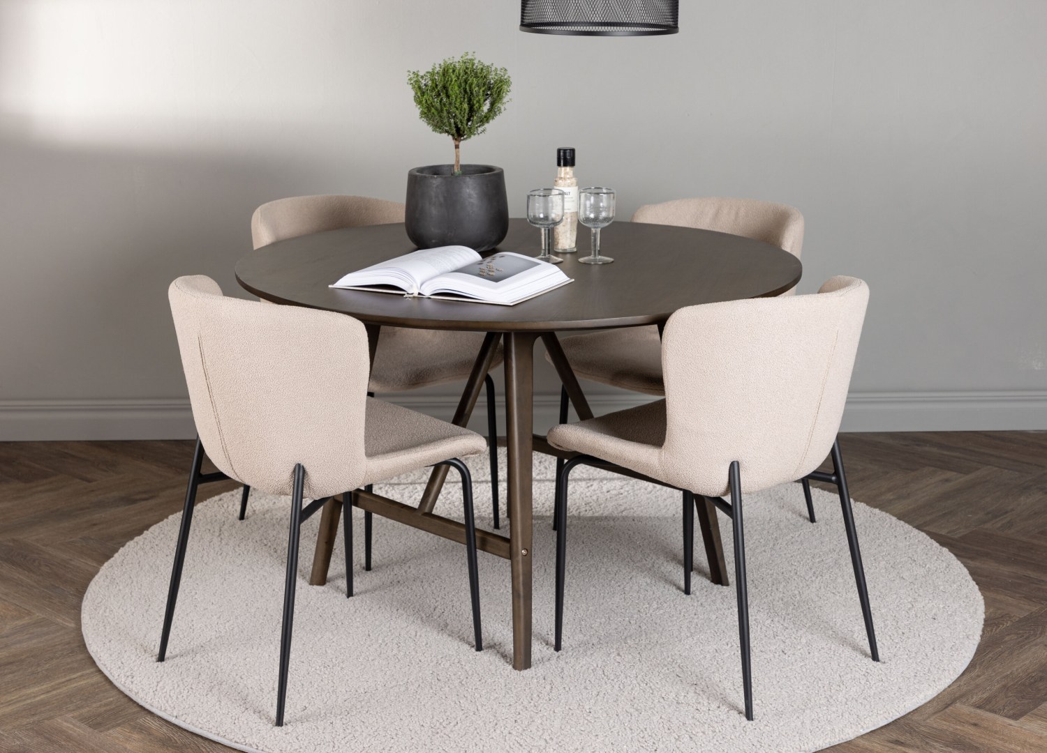 Ensemble table à manger ronde Kaseidon avec 4 chaises Modesto dans une salle à manger