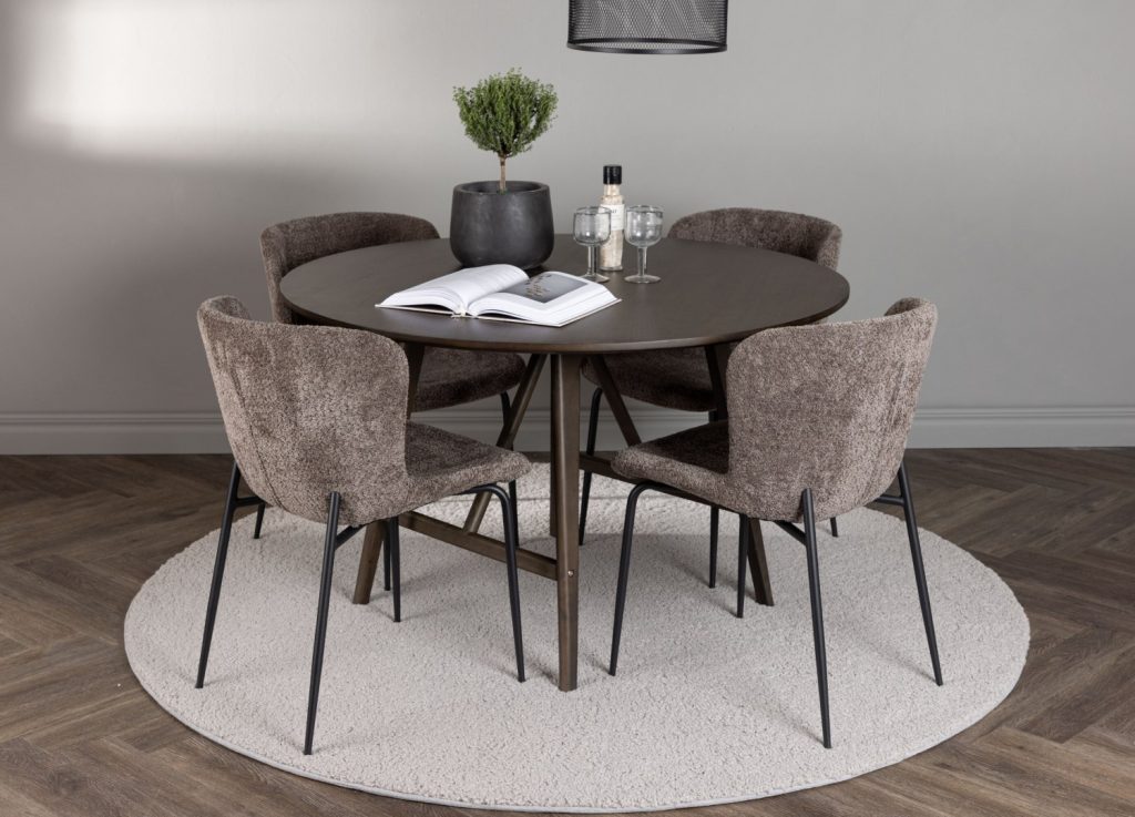 Ensemble table à manger ronde Kaseidon avec 4 chaises Modesto dans une salle à manger