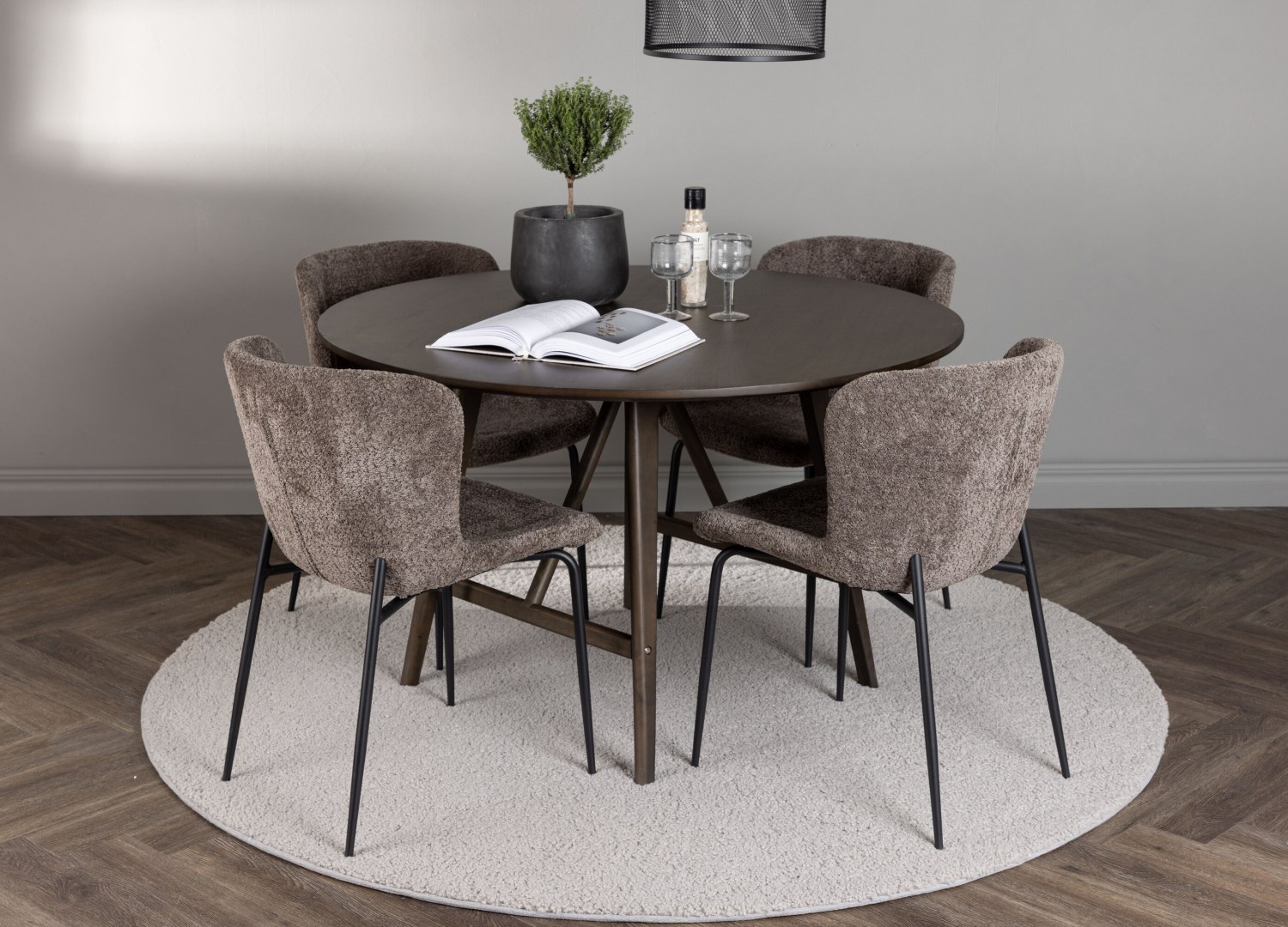 Ensemble table à manger ronde Kaseidon avec 4 chaises Modesto dans une salle à manger