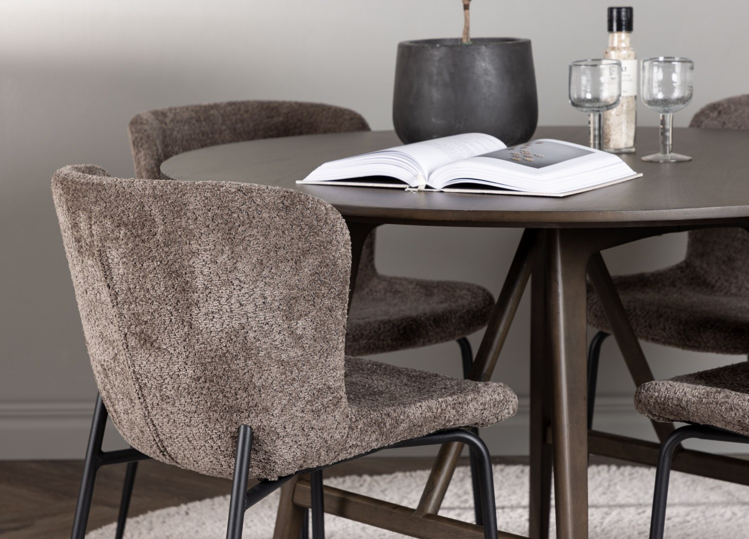 Table ronde Kaseidon et 4 chaises Modesto présentées dans un intérieur contemporain