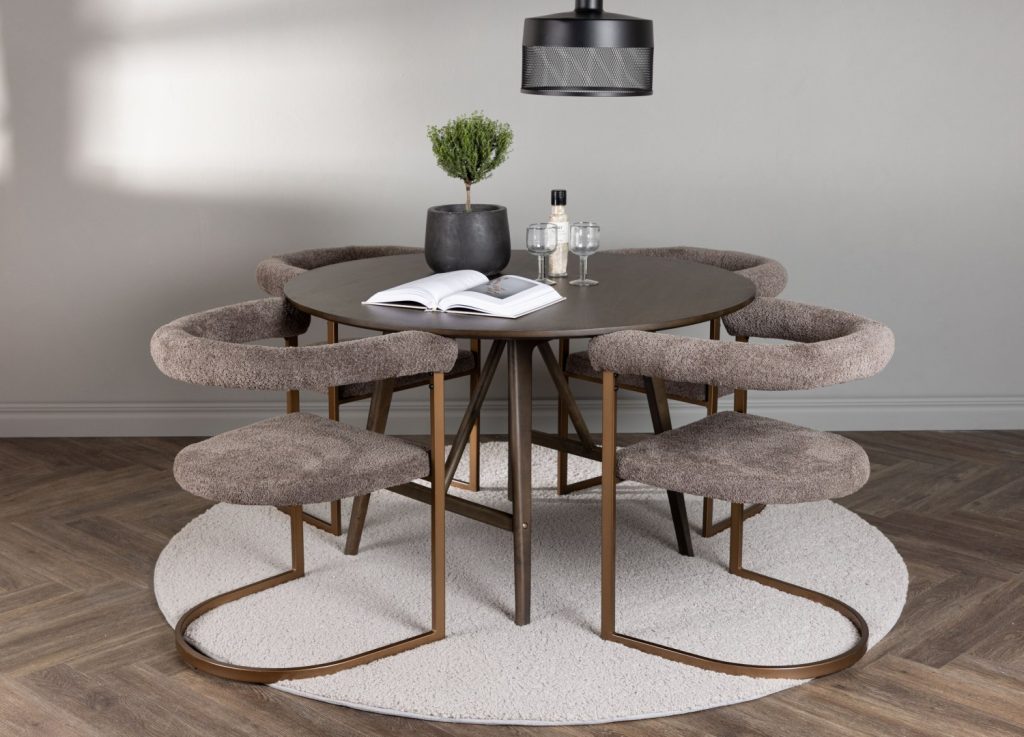 Ensemble table à manger ronde Kaseidon avec 4 chaises Morning dans une salle à manger