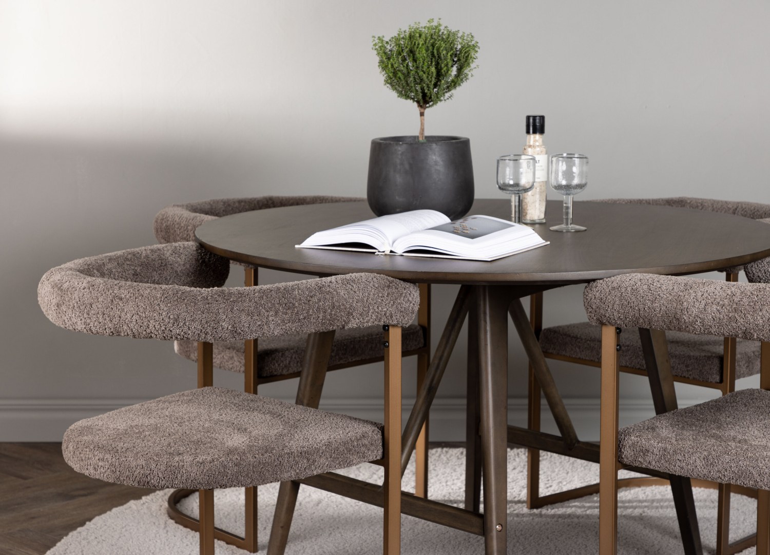 Table ronde Kaseidon et 4 chaises Morning présentées dans un intérieur contemporain
