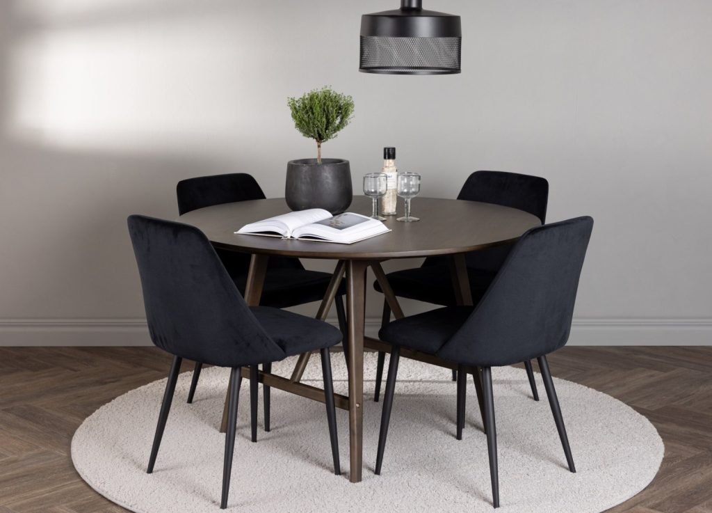 Ensemble table à manger ronde Kaseidon avec 4 chaises Night dans une salle à manger