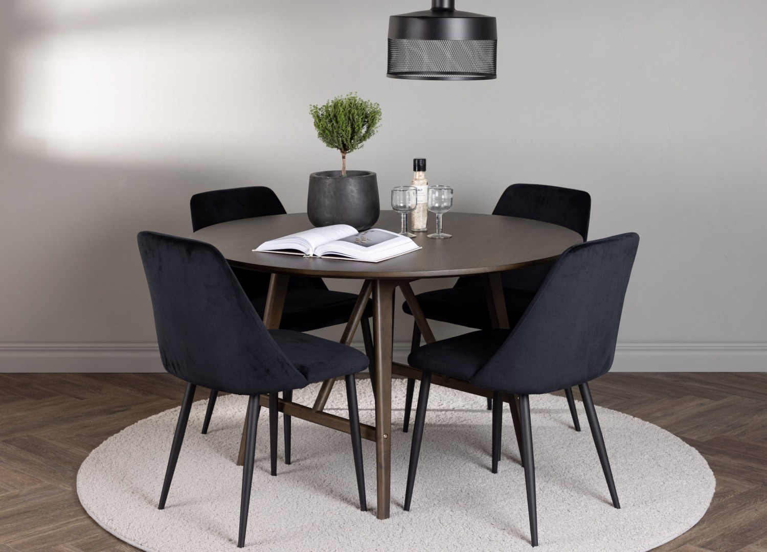Ensemble table à manger ronde Kaseidon avec 4 chaises Night dans une salle à manger