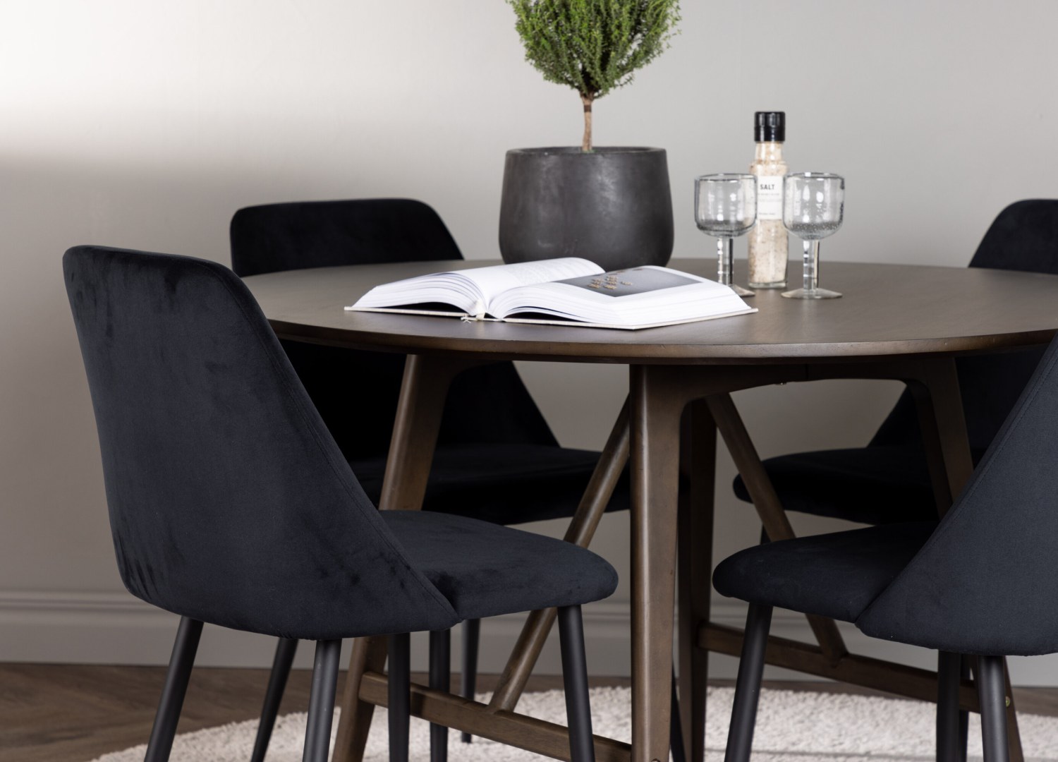 Table ronde Kaseidon et 4 chaises Night présentées dans un intérieur contemporain