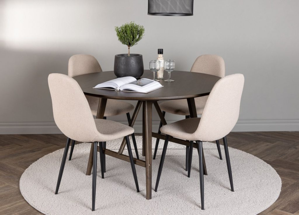 Ensemble table à manger ronde Kaseidon avec 4 chaises Polar dans une salle à manger