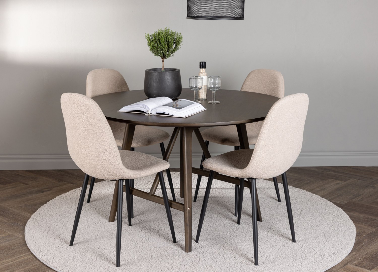 Ensemble table à manger ronde Kaseidon avec 4 chaises Polar dans une salle à manger