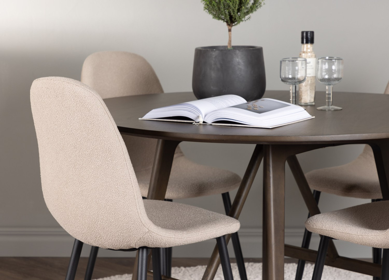 Table ronde Kaseidon et 4 chaises Polar présentées dans un intérieur contemporain