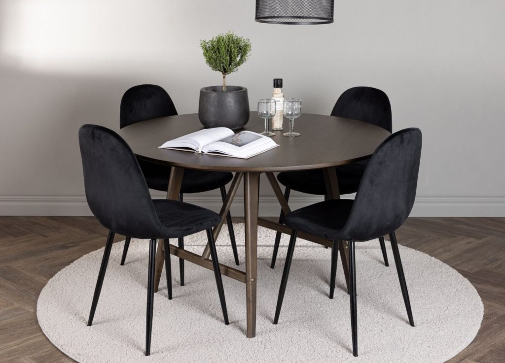 Ensemble table à manger ronde Kaseidon avec 4 chaises Polar dans une salle à manger