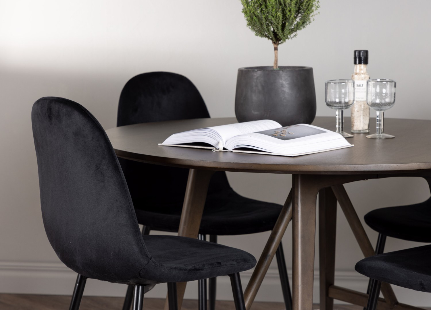 Table ronde Kaseidon et 4 chaises Polar présentées dans un intérieur contemporain