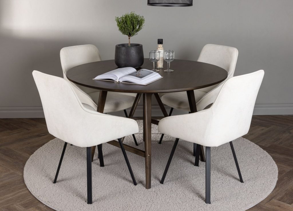 Ensemble table à manger ronde Kaseidon avec 4 chaises Rosie dans une salle à manger