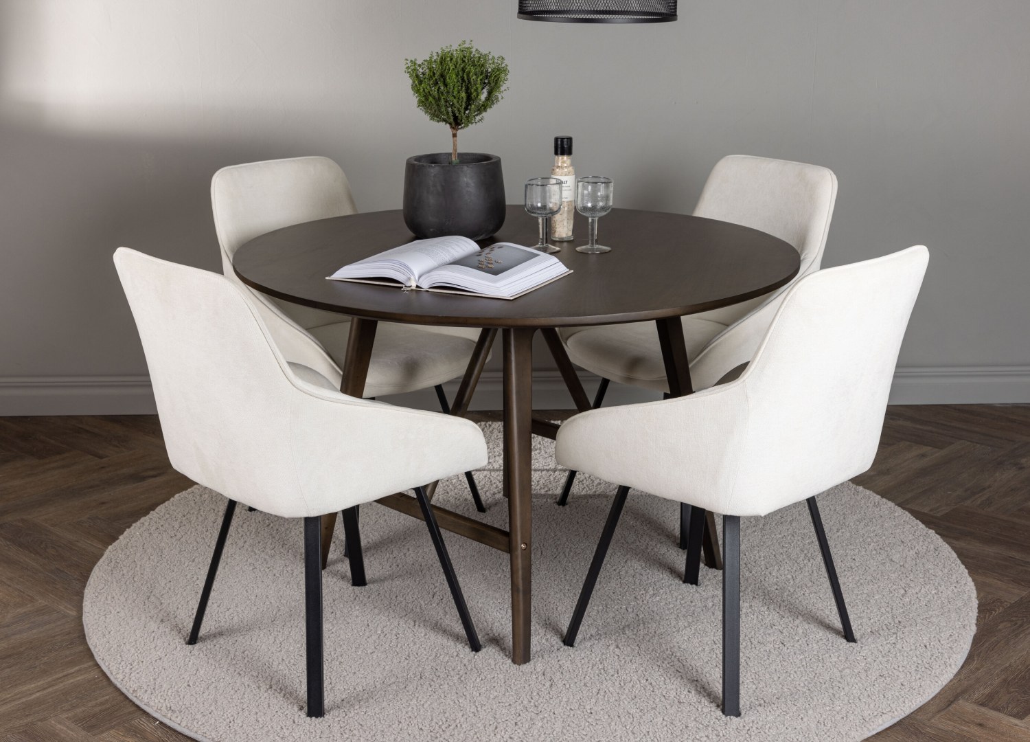 Ensemble table à manger ronde Kaseidon avec 4 chaises Rosie dans une salle à manger